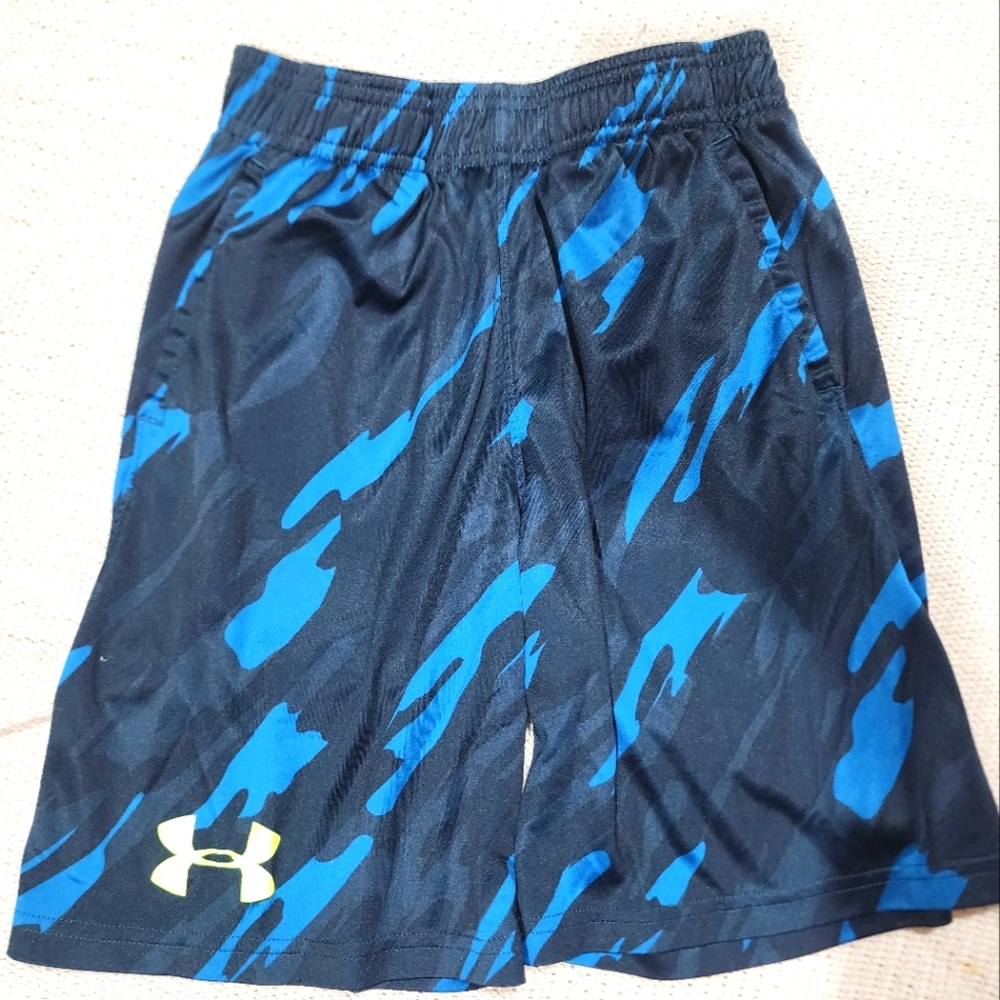 Boys Under Armour Shorts size Medium